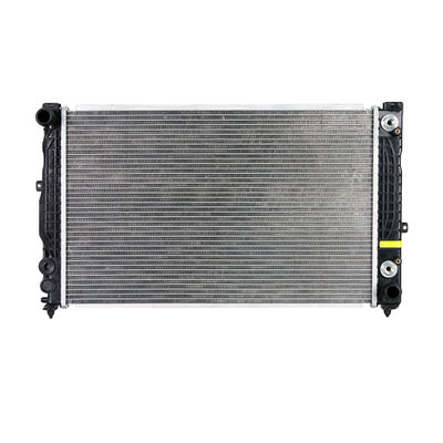 Un buon prezzo. Progettazione di parti di ricambio per autoveicoli Radiatore di sistema di raffreddamento per AUDI A4 A6 VW passat 8D0121251BB in linea